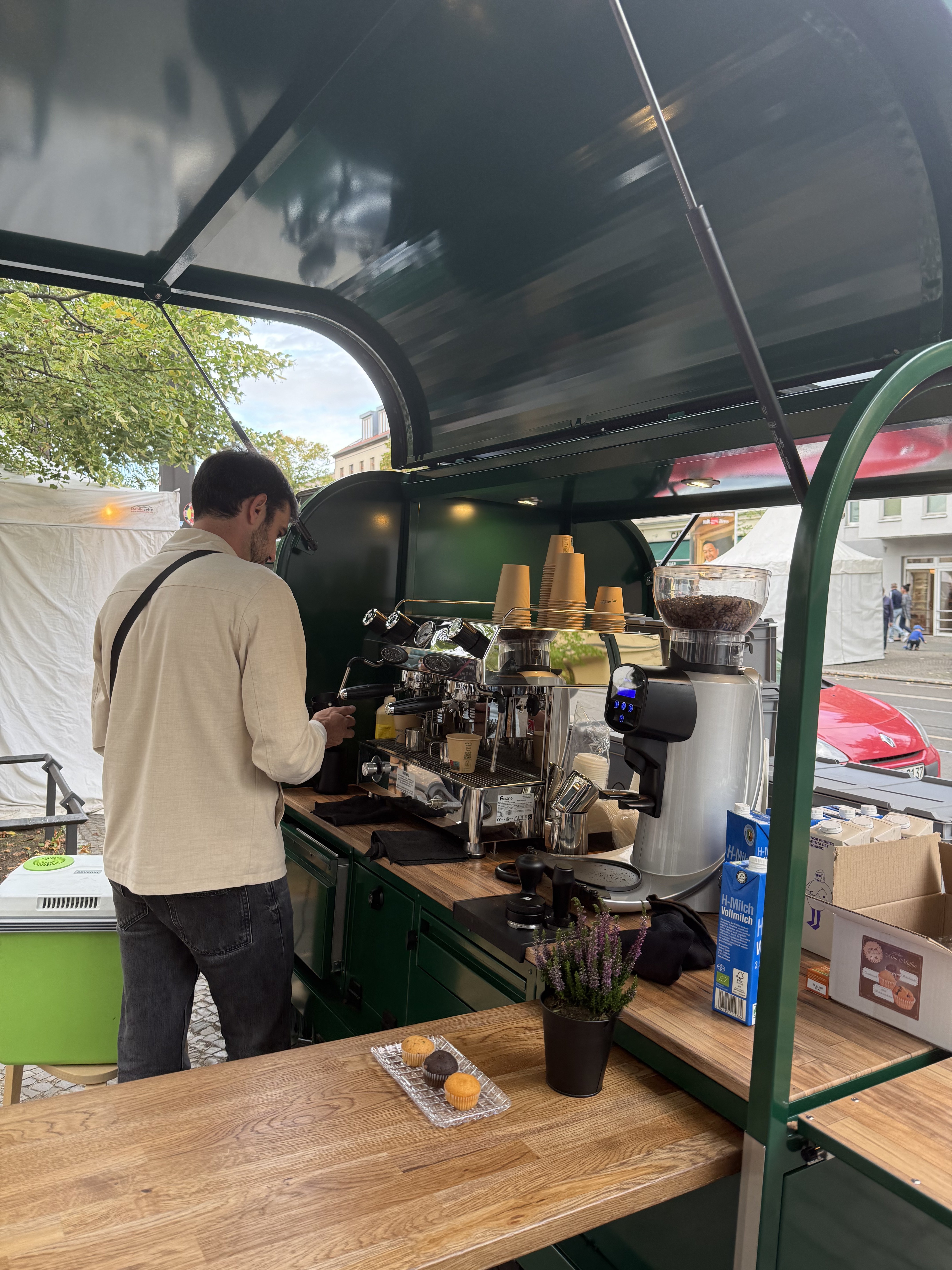 Sandro beim Espresso ziehen