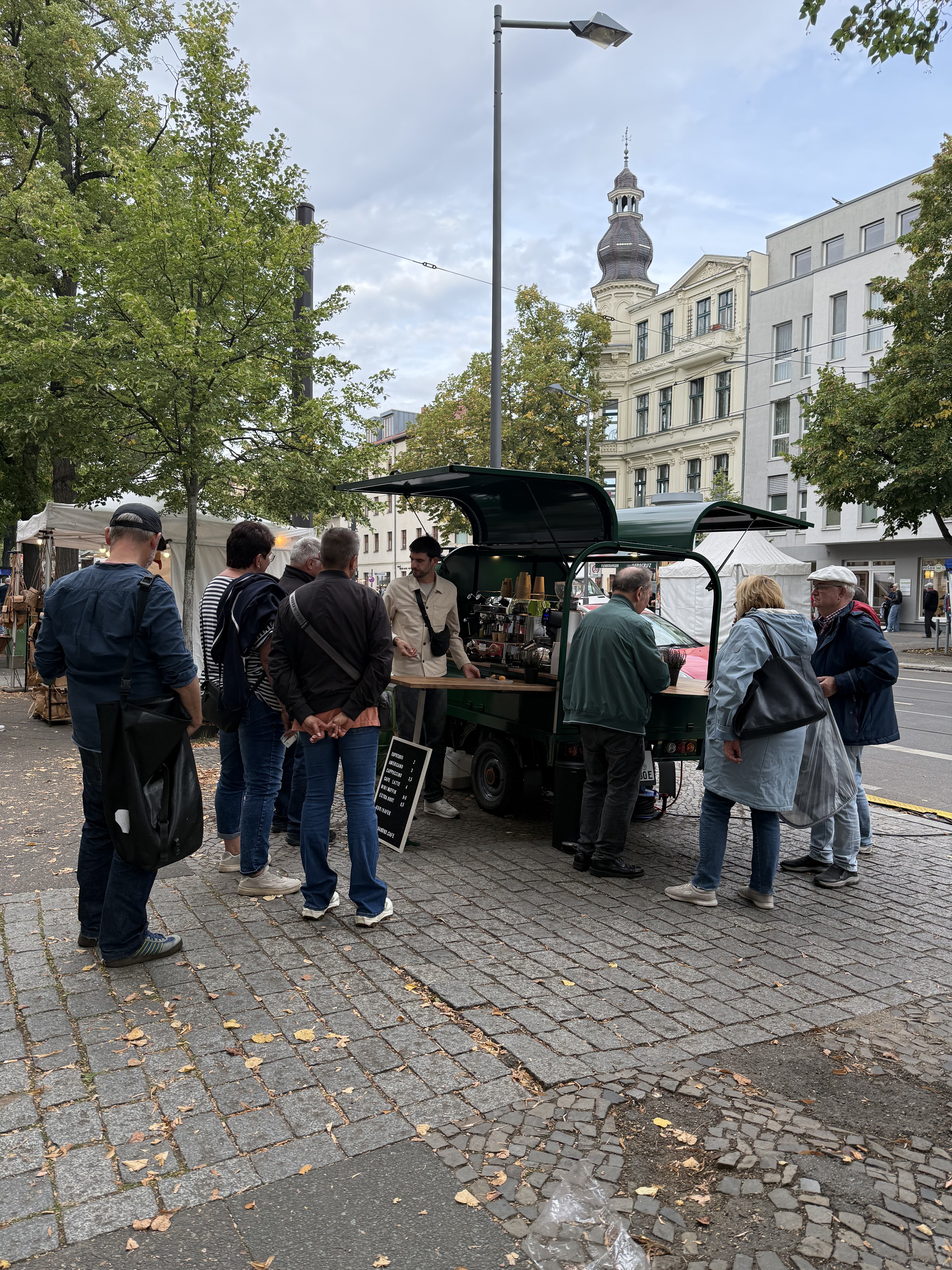 sandro mobile café bar am Markt – Schlange vor dem Stand
