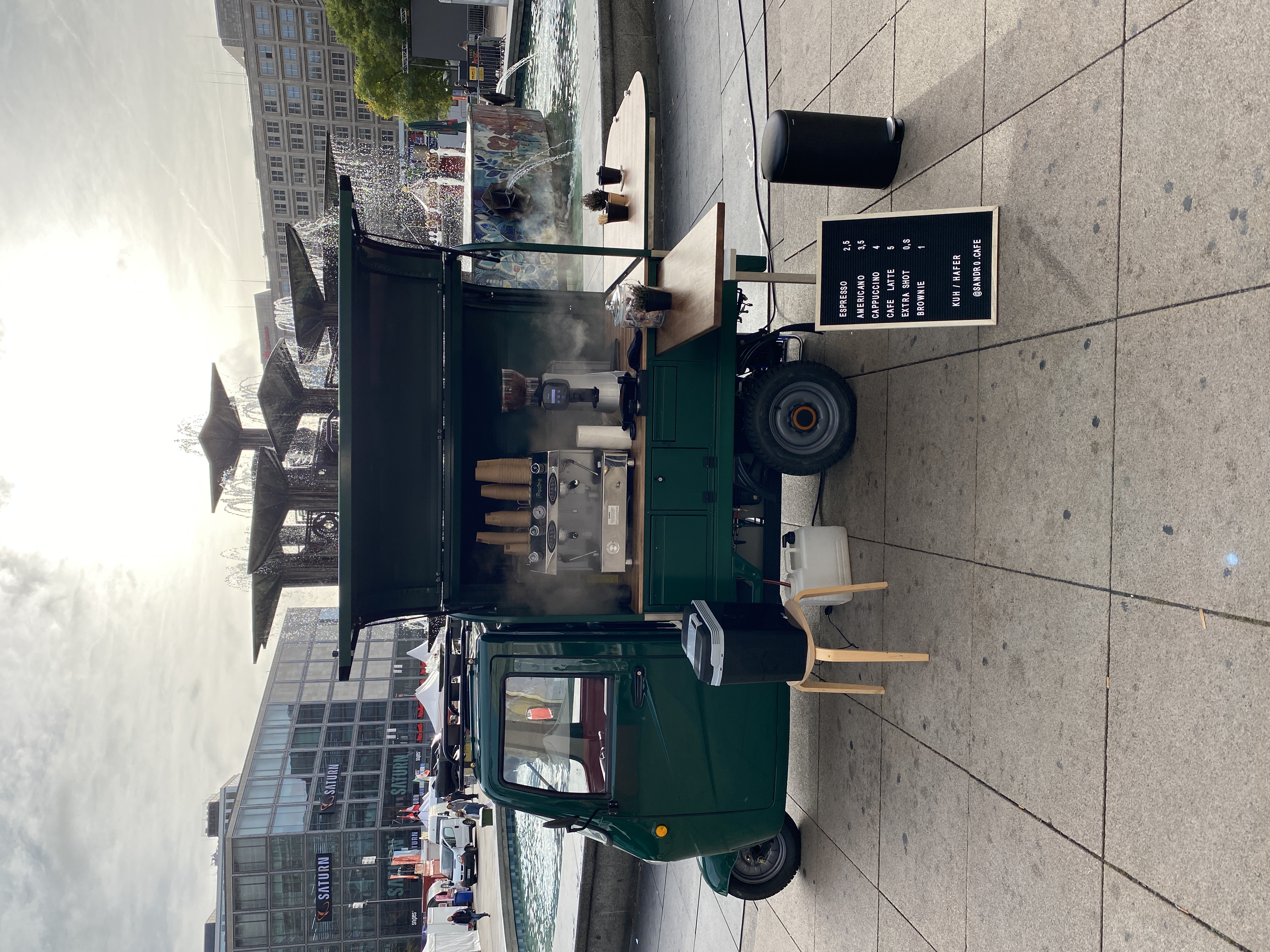 eVoltina mobile Kaffeebar vor dem Brunnen am Alexanderplatz