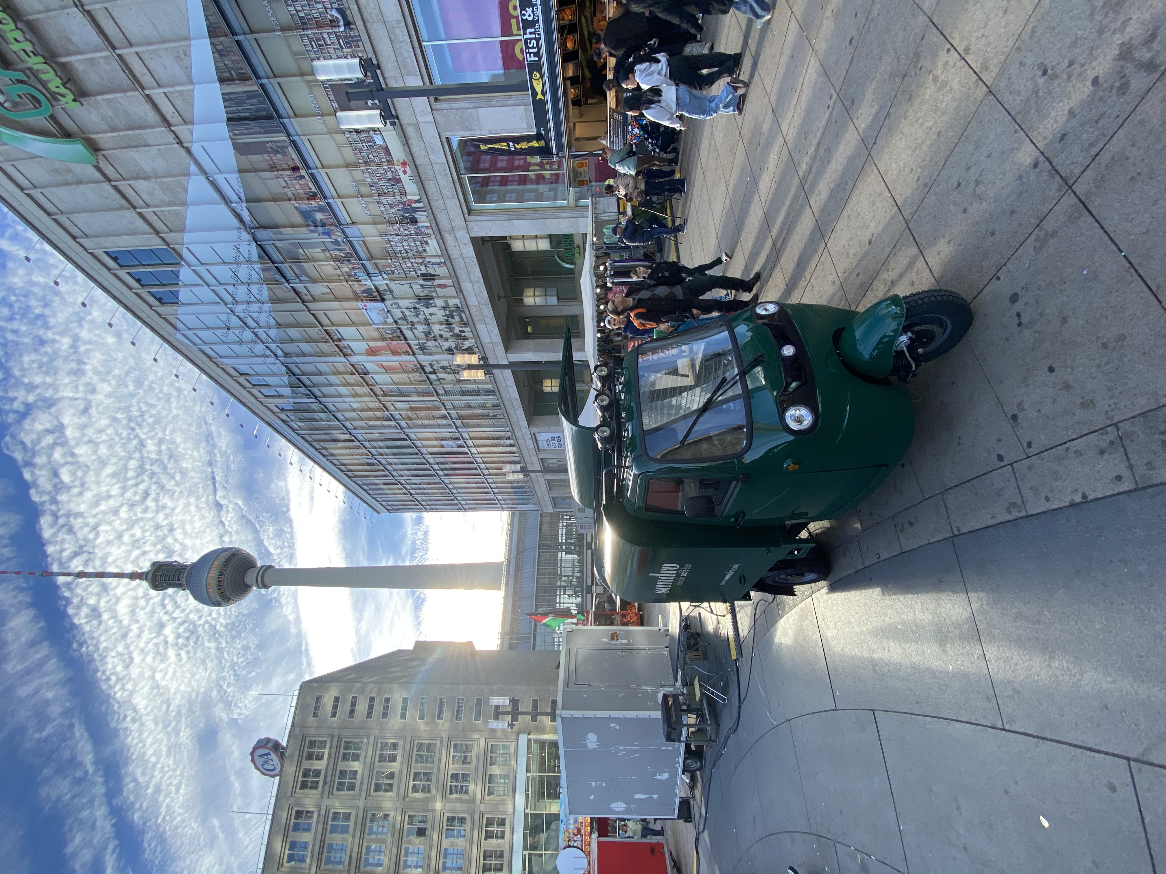eVoltina am Alexanderplatz mit Fernsehturm im Hintergrund