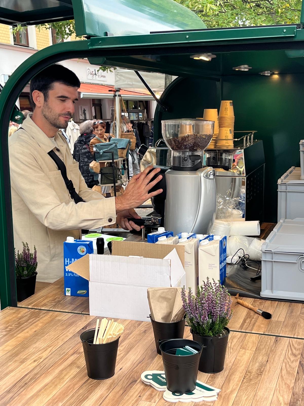 Sandro Bilecic an der Espressomaschine