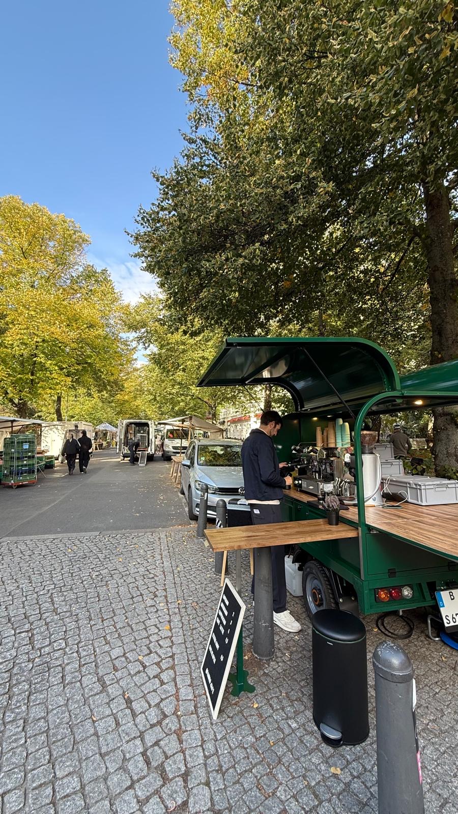 Sandro an der Espressomaschine – eVoltina von der Seite