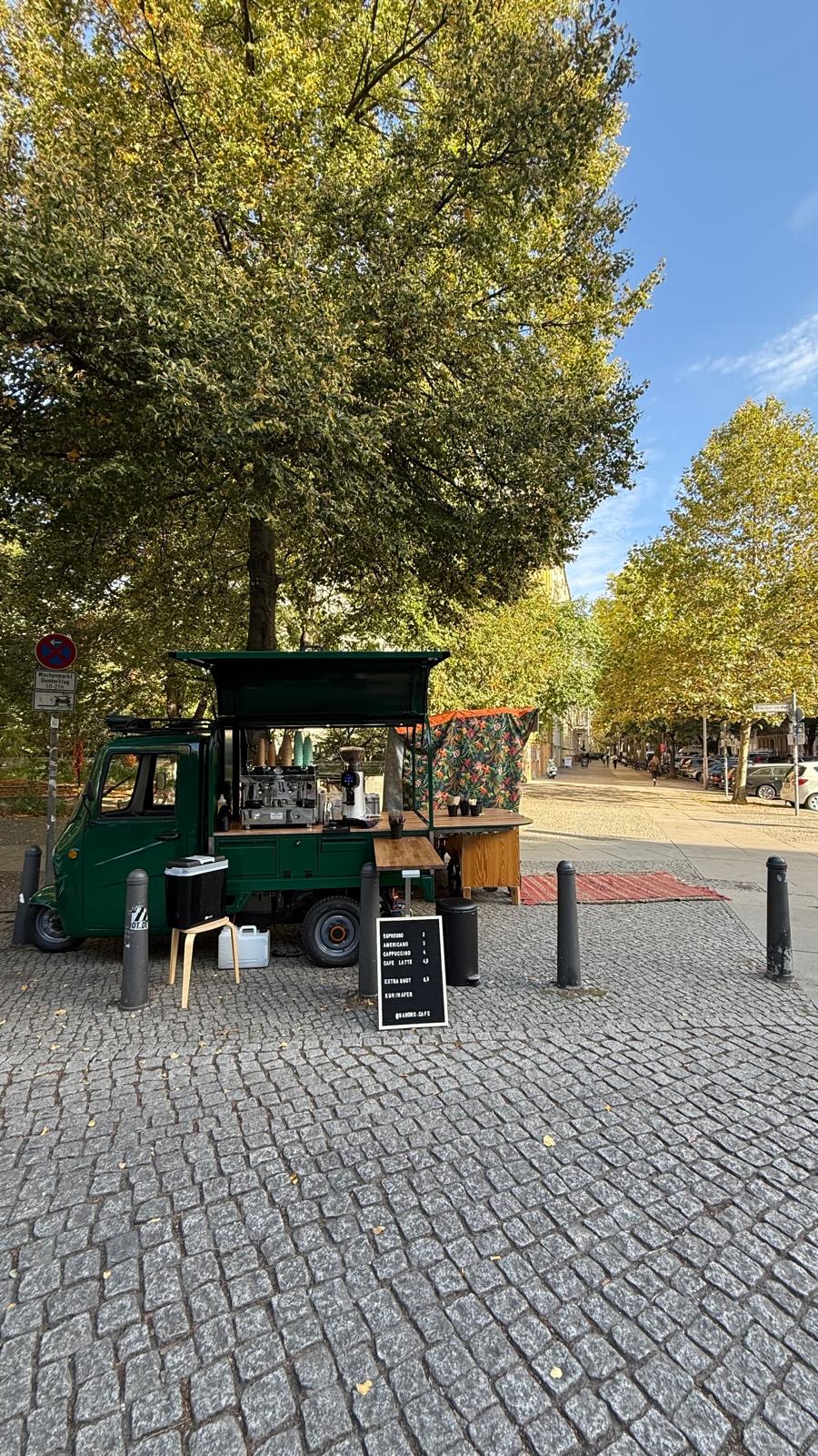 eVoltina mobile Kaffeebar auf dem Marktplatz im Herbst