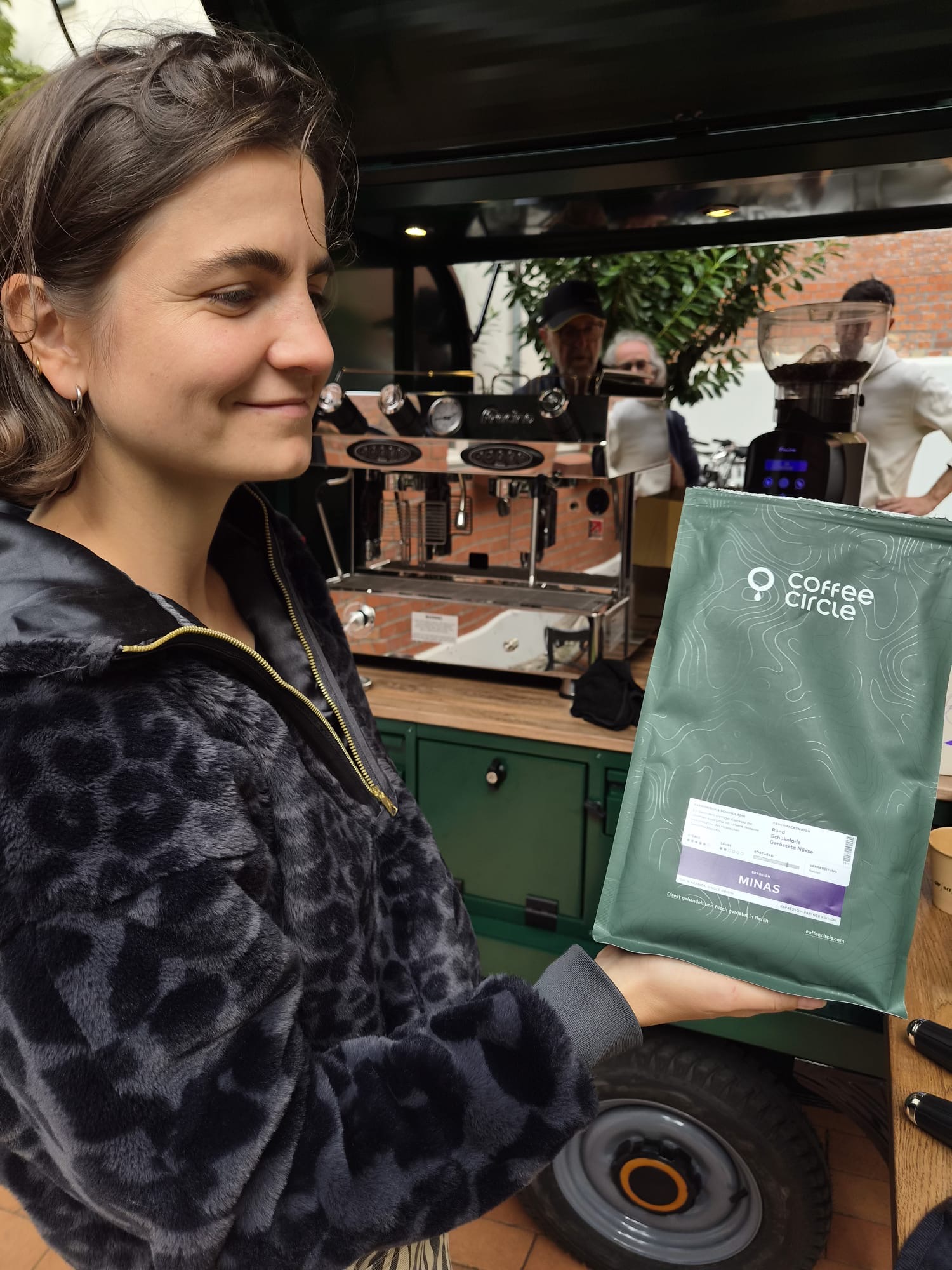 Kundin mit Coffee Circle Minas Kaffeebohnen vor der eVoltina